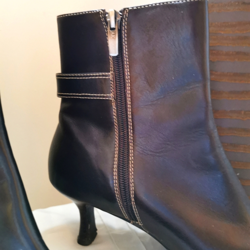 Ann Klein ankle bootie; 7.5